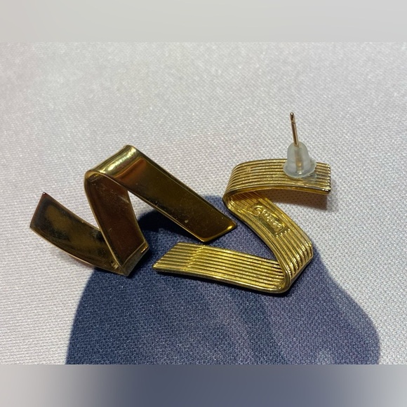 Vintage 1980s Monet Zig Zag Gold Ribbon Earrings - Picture 1 of 3